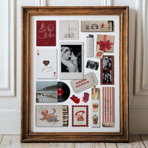 Może przedstawiać: Oprawiony kolaż z różnymi małymi obrazami i przedmiotami. Zawiera czarno-białe zdjęcie pary, płytę winylową, karty do gry, taśmę filmową, zapalniczkę i pudełka z zapałkami z ilustracjami. Rama jest w kolorze ciemnobrązowym.