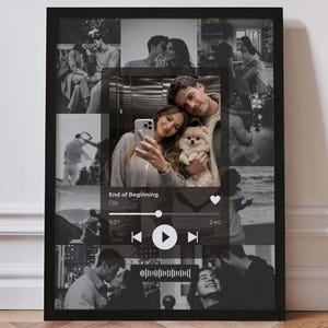 Op de afbeelding: Zwart omkaderde fotocollage met meerdere zwart-wit afbeeldingen van een stel. De centrale afbeelding toont een stel dat een selfie maakt met een kleine hond. De collage bevat een muziekspeler grafiek met de tekst "End of Beginning".