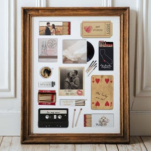 Pode incluir: Uma colagem emoldurada apresentando várias lembranças, incluindo caixas de fósforos com fotos personalizadas, um bilhete de estilo vintage, uma cassete, uma carta de jogar com corações, uma ilustração de café e uma foto de um casal num fundo branco.