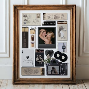 Könnte beinhalten: Eine gerahmte Collage mit einer Sammlung kleiner Gegenstände, darunter illustrierte Streichholzschachteln, ein Paarfoto, eine Spielkarte mit Text, eine Kamera, Schallplatten, eine Briefmarke und ein Hundeporträt auf weißem Hintergrund.
