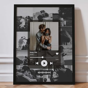 Puede incluir: Un marco negro con un collage de varias fotografías en blanco y negro de parejas. En el centro, una interfaz de reproductor de música muestra el texto Song Title, Artist, 0:57, 3:40, un icono de corazón, controles de reproducción y una onda.