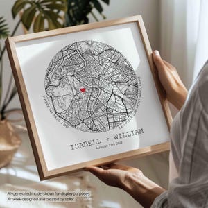 Può includere: Una stampa quadrata incorniciata che mostra una mappa stradale circolare in bianco e nero di Roma con una piccola icona a forma di cuore rosso. Il testo recita: WHERE WE SAID I DO, SAN PIETRO IN MONTORIO, ROME, ISABELL + WILLIAM e AUGUST 27th 2023.