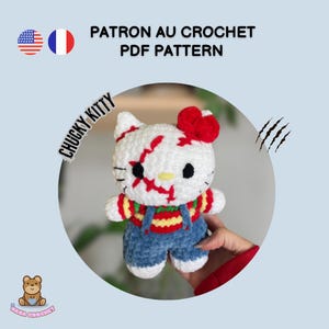 Könnte beinhalten: Eine gehäkelte Hello Kitty-Puppe mit einer roten Schleife und einem blutigen Gesicht, die eine blaue Jeans-Latzhose und ein rot-gelb gestreiftes Hemd trägt. Die Puppe ist mit "Chucky Kitty" beschriftet und ist ein Häkelmuster.
