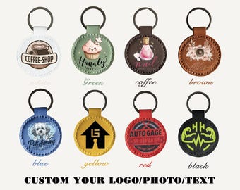 Op de afbeelding: Acht ronde sleutelhangers in verschillende kleuren, elk met een uniek ontwerp. Ontwerpen omvatten een koffiekopje, cupcake, nagellakfles, bloemstuk, hondenportret, huislogo, autografiek en spiergrafiek. De tekst "CUSTOM YOUR LOGO/PHOTO/TEXT" staat onderaan.