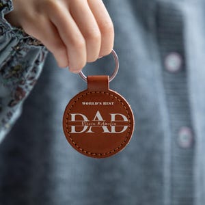 Vatertagsgeschenk - Personalisierter &quot;&quot;World&#39;s Best Dad&quot;&quot; Schlüsselanhänger | Personalisiertes Namensgeschenk für Papa, Opa, Opa, Geschenk für Ihn, Schlüsselanhänger