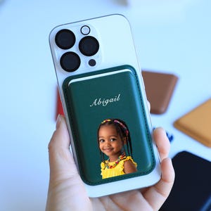 Cartera MagSafe personalizada para iPhone: tarjetero de cuero con foto y nombre de niño personalizado para padres, baby shower o regalo de cumpleaños para mamá y papá.
