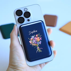 Personalisierte MagSafe Brieftasche mit Geburtsblume und Name - Einzigartiges Ledergeschenk für Frauen, ideal für Muttertag, Geburtstag