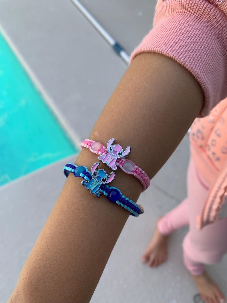 Puede incluir: Dos pulseras de la amistad con cuerda azul y rosa y un dije de personaje de dibujos animados. Los dijes son de Stitch de la pel&iacute;cula de Disney Lilo & Stitch.