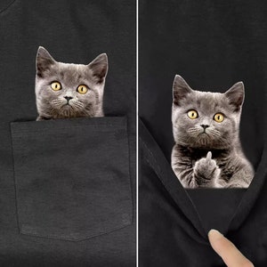 面白い猫のTシャツ サイドポケットに隠れた中指サイン入り 面白い猫プリントTシャツ ギフトに最適