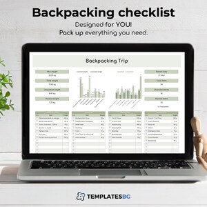 Può includere: Un laptop mostra un modello di "Backpacking Checklist" con dettagli di peso e articoli. Lo schermo mostra una lista di imballaggio con pesi degli articoli in grammi e grafici. Il testo "Designed for YOU! Pack up everything you need" è in alto.