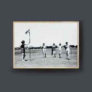 Vintage Golf Print, digitaler Download, feministische schwarz weiß Foto druckbare Wandkunst, Frauen Golf spielen in Badeanzügen Poster, Spaß Girly Dekor