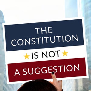 Może przedstawiać: Prostokątny znak z ciemnoniebieską górną częścią z białym napisem THE CONSTITUTION, białą środkową częścią z dwiema żółtymi gwiazdkami i czarnym napisem IS NOT oraz ciemnoczerwoną dolną częścią z białym napisem A SUGGESTION.
