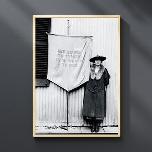 Impresión de sufragista, arte imprimible feminista, foto vintage en blanco y negro, póster histórico de mujeres, arte mural digital sobre igualdad de voto.