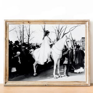 Movimento per il suffragio, Suffragetta a cavallo, Foto storica, Arte murale, Stampa politica d&#39;epoca, Immagine in bianco e nero, Download digitale JPG