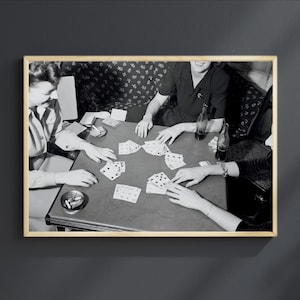 Kobiety grające w pokera Sztuka ścienna Vintage Czarno-biały wydruk Fotografia z lat 40. XX wieku Fajna dziewczyna Plakat Retro Poker Night Sztuka ścienna Pobieranie cyfrowe