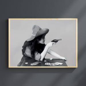 Cowgirl photo impression numérique femme jouant aux cartes avec pistolet vintage photo noir et blanc Cool Baddie affiche JPG impression Far West imprimable