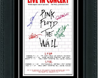 Może przedstawiać: Winietkowy plakat koncertowy z trasy "The Wall" Pink Floyd, przedstawiający białą ścianę z cegły z nazwą zespołu i datami trasy. Plakat jest podpisany przez wszystkich czterech członków zespołu. Plakat jest oprawiony w czarną ramę.