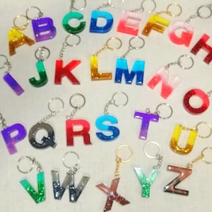 Llavero de letra hecho con resina A-Z personalizado / llavero personalizado varios colores /  llavero con glitter - purpurina