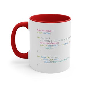 Könnte beinhalten: Eine weiße Keramiktasse mit rotem Rand und Henkel. Die Tasse zeigt einen Codeausschnitt in verschiedenen Farben, der lautet: "#[derive(Debug)] struct Coffee; impl Coffee { /// Enjoy a little taste of practice #[inline(always)] pub fn sip(&self) -> &'static str { "ahhhh..." } } impl Drop for Coffee { fn drop(&mut self) { panic!("Empty mug! Refill!") } }"
