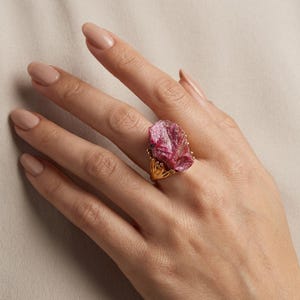 Anillo llamativo de rodonita: Piedra preciosa rosa - Ajustable - Chapado en oro