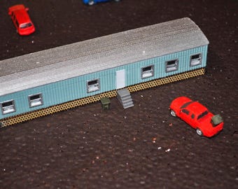 N Wohnwagen - Echtholz Laser-Cut Gittersocke - 1/160, mit 2 Stufen und einem Mülleimer.