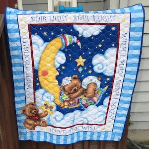 Adorable colcha para bebé con forma de oso en la luna confeccionada a partir de un panel.