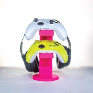 Podstawka pod kontroler i zestaw słuchawkowy wydrukowana w technologii 3D — elegancka organizacja gier