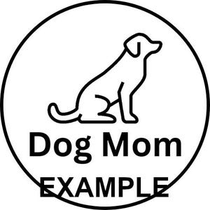 Op de afbeelding: Een cirkelvormig zwart-wit grafisch ontwerp met een eenvoudige lijntekening van een zittende hond. Onder de hond staat de tekst Dog Mom in een vetgedrukt schreefloos lettertype, gevolgd door het woord EXAMPLE in een kleiner lettertype.