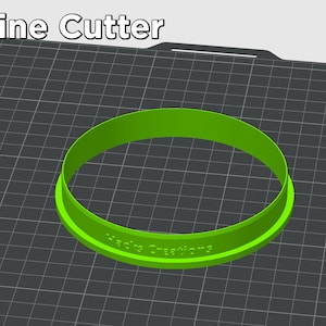 Op de afbeelding: Een felgroene ronde uitsteekvorm met een opstaande rand en de in reli&euml;f aangebrachte tekst Hacks Creations aan de zijkant. Het object staat op een donkergrijs printbed met een rasterpatroon en de tekst Outline Cutter is bovenaan zichtbaar.