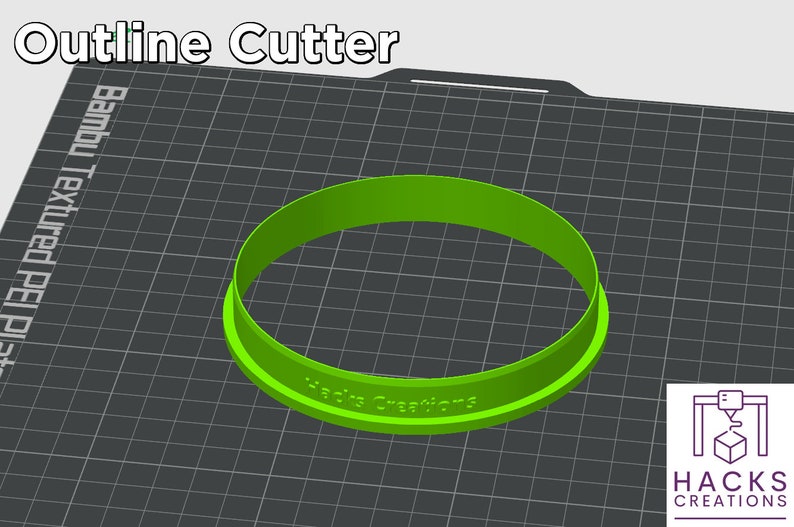 Op de afbeelding: Een felgroene ronde uitsteekvorm met een opstaande rand en de in reli&euml;f aangebrachte tekst Hacks Creations aan de zijkant. Het object staat op een donkergrijs printbed met een rasterpatroon en de tekst Outline Cutter is bovenaan zichtbaar.