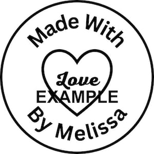 Op de afbeelding: Een ronde zwart-witte sticker met de tekst Made With bovenaan en By Melissa onderaan. In het midden bevat een hartvormige omtrek het woord Love in cursief schrift en het woord EXAMPLE in dikke hoofdletters.