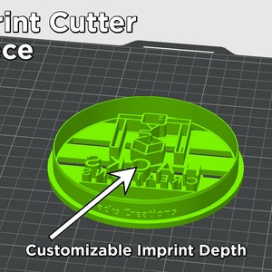 Op de afbeelding: Een felgroene ronde stempelvorm met een 3D-printerpictogram en de tekst HACKS CREATIONS. Het gereedschap bevat een witte pijl die naar het midden wijst met het label Customizable Imprint Depth. De tekst Imprint Cutter 1 piece is zichtbaar.