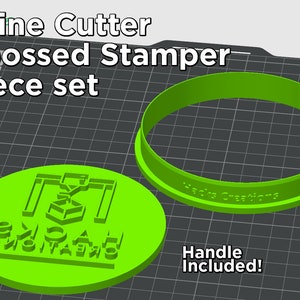 Op de afbeelding: Een felgroene 2-delige set bestaande uit een ronde uitsteekvorm en een reli&euml;fstempel. De stempel is voorzien van een verhoogd 3D-printericoon en de tekst "HACKS CREATIONS". De uitsteekvorm heeft een handvat en de tekst "Hacks Creations".