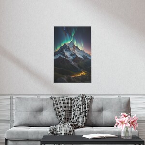 Nordlichter Berge Premium Matte Vertikale Poster, Aurora Borealis, Sterne, Berge, Natur, Camping, Bäume, Wald, Schnee, Skifahren