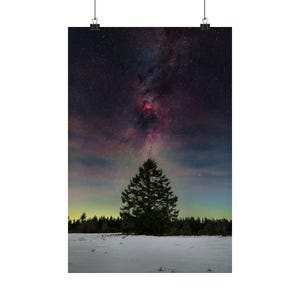 Verträumter Nachthimmel Poster, Kiefer, Sternenhimmel Wandkunst, Wohnkultur, Sternenklare Nacht, Geschenke für Naturliebhaber, Winterästhetik