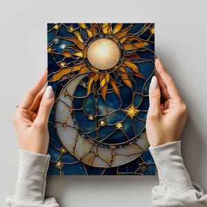 Puede incluir: Una ilustraci&oacute;n de estilo vitral del sol y la luna con estrellas sobre un fondo azul. El sol es amarillo y dorado con un centro brillante. La luna es blanca y dorada con forma de media luna. Las estrellas son doradas y est&aacute;n dispersas por el fondo.