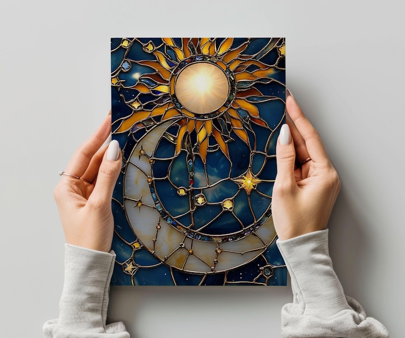 Puede incluir: Una ilustraci&oacute;n de estilo vitral del sol y la luna con estrellas sobre un fondo azul. El sol es amarillo y dorado con un centro brillante. La luna es blanca y dorada con forma de media luna. Las estrellas son doradas y est&aacute;n dispersas por el fondo.
