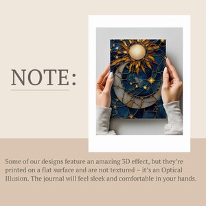 Puede incluir: Un dise&ntilde;o de vitral de un sol y una luna con detalles dorados sobre un fondo azul. El dise&ntilde;o est&aacute; impreso en una superficie plana y crea una ilusi&oacute;n &oacute;ptica de efecto 3D.