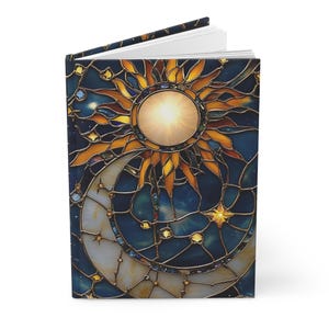 Puede incluir: Un dise&ntilde;o de vitral con un sol y una luna sobre un fondo azul con detalles dorados. El sol est&aacute; en el centro de la imagen y la luna est&aacute; en el lado izquierdo de la imagen. El sol est&aacute; rodeado por un halo de luz y la luna est&aacute; rodeada de estrellas.