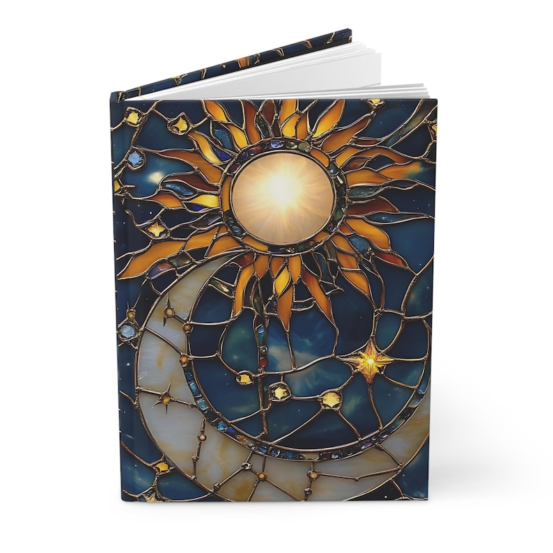 Puede incluir: Un dise&ntilde;o de vitral con un sol y una luna sobre un fondo azul con detalles dorados. El sol est&aacute; en el centro de la imagen y la luna est&aacute; en el lado izquierdo de la imagen. El sol est&aacute; rodeado por un halo de luz y la luna est&aacute; rodeada de estrellas.
