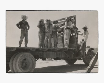 Recolectores de melón al final del día - Foto de trabajo de campo de Dorothea Lange - Impresión artística de California de los años 30 - 14x18