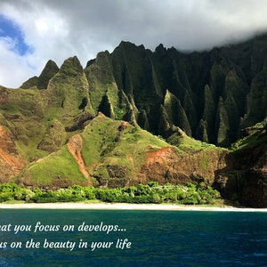 Aquello en lo que te concentras se desarrolla, ¡así que concéntrate en la belleza de tu vida! Impresionante foto de la costa de Na Pali en Kauai muestra la belleza de la vida a su alrededor.