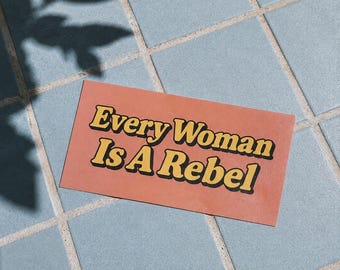 Autocollant « Chaque femme est une rebelle », autocollant féministe, autocollant pour pare-chocs « justice sociale, pouvoir des femmes, droits humains »