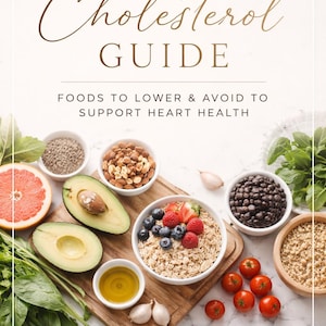 Op de afbeelding: Een gids getiteld "Cholesterol Guide" met tekst over voedingsmiddelen om cholesterol te verlagen. De afbeelding toont een houten snijplank met havermout, bessen, avocado en andere gezonde voedingsmiddelen. De achtergrond is wit.