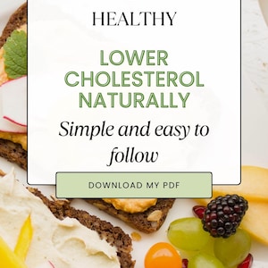 Op de afbeelding: Een bord met gezond voedsel, waaronder brood met hummus, gesneden groenten, druiven en bramen. De tekst op de afbeelding luidt: "HEALTHY LOWER CHOLESTEROL NATURALLY Simple and easy to follow".