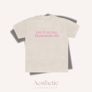 Cores confortáveis, coloque na aba do meu marido, camiseta com letras bufantes, camiseta com relevo, camiseta com letras em relevo, camiseta minimalista, camiseta da moda