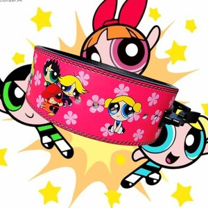 Peut inclure: Ceinture de musculation rose avec une boucle noire et un motif de dessin anim&eacute; color&eacute; repr&eacute;sentant les Powerpuff Girls. La ceinture a un fond rose avec des fleurs blanches et les Powerpuff Girls sont au centre de la ceinture.