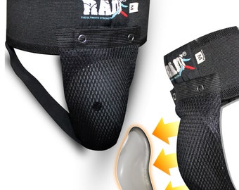 Op de afbeelding: Zwarte atletische supporter met een mesh-cup en een brede elastische tailleband. De tailleband heeft de tekst "RAD" en "THE ULTIMATE STRENGTH" erop gedrukt. De supporter is ontworpen om de liesstreek te beschermen tijdens sport en lichamelijke activiteit.