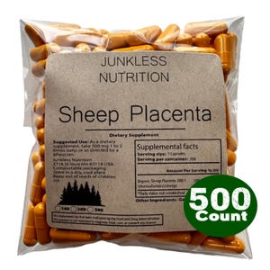 Pode incluir: Um saco plástico transparente cheio de cápsulas laranja. O saco tem um rótulo castanho com o texto "Junkless Nutrition Sheep Placenta Dietary Supplement". Um círculo verde indica uma contagem de 500.