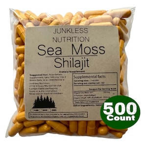 Puede incluir: Una bolsa de plástico transparente llena de cápsulas amarillas. La etiqueta dice "Junkless Nutrition Sea Moss Shilajit" con información de suplementos y una etiqueta "500 Count". Las cápsulas son un suplemento dietético.